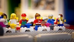 從瀕臨破產到世界最大的玩具制造商，樂高做了什么？